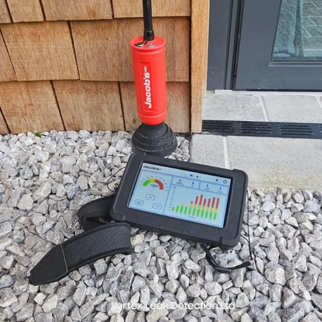 Tracer gas detection cylinder and digital reader used for leak analysis.
